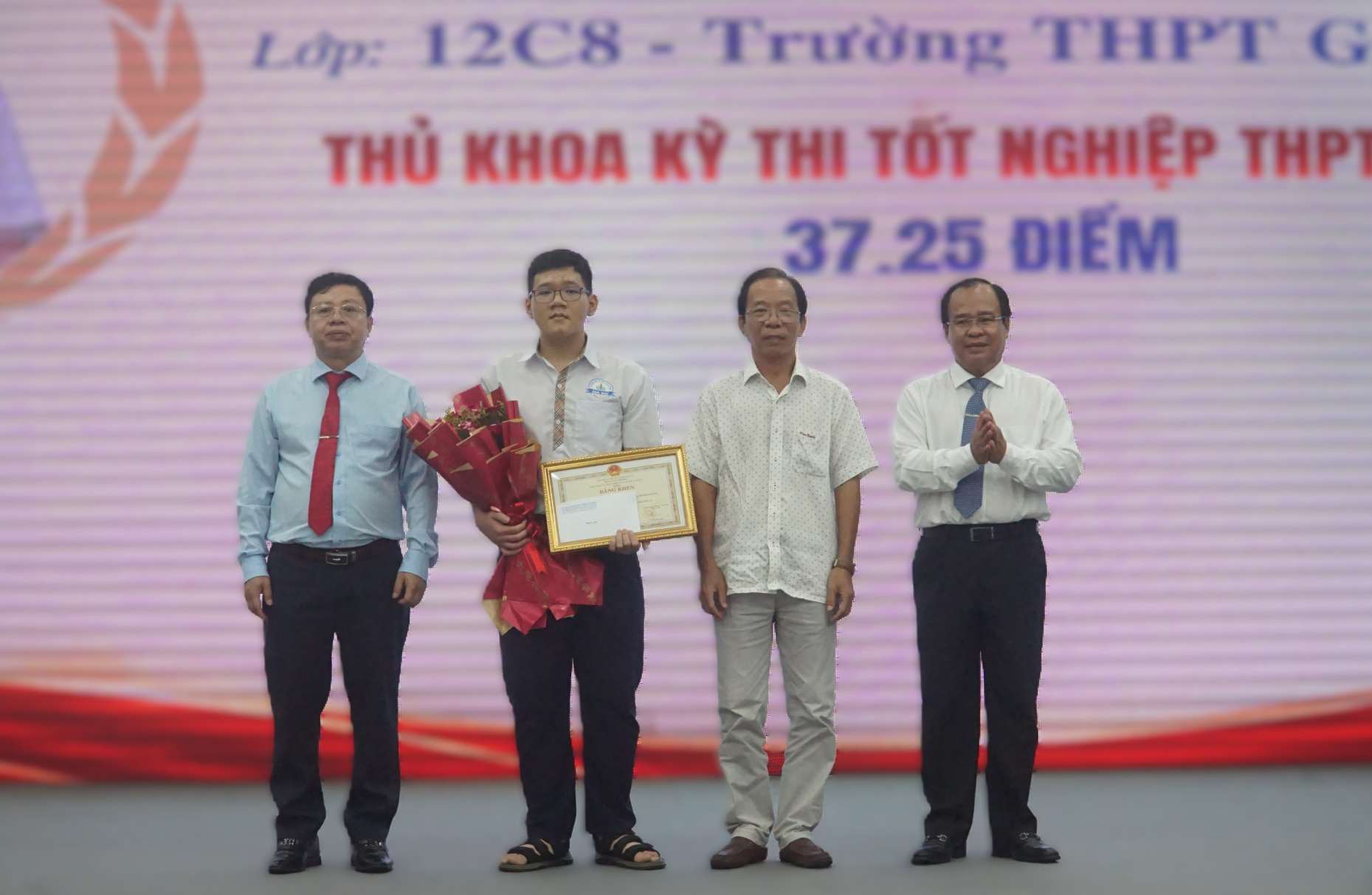 Valedictorian in the high school graduation exam in Ca Mau Bui Le Ha Nhan and parents were commended by the Provincial People's Committee. Photo: Nhat Ho.