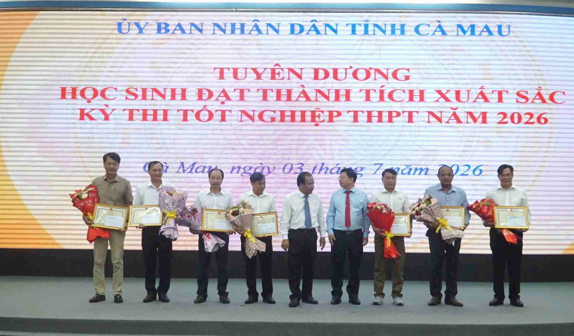 Nhân dịp này, UBND tỉnh Cà Mau tặng bằng khen cho 7 trường THPT có thành tích 5 năm liền đỗ tốt nghiệp 100%. Ảnh: Nhật Hồ.