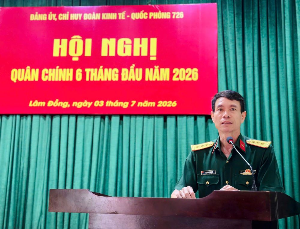 Thượng tá Nguyễn Văn Huệ, Phó Bí thư Đảng ủy, Phụ trách đoàn trưởng kết luận tại hội nghị. Ảnh: Linh Khôi