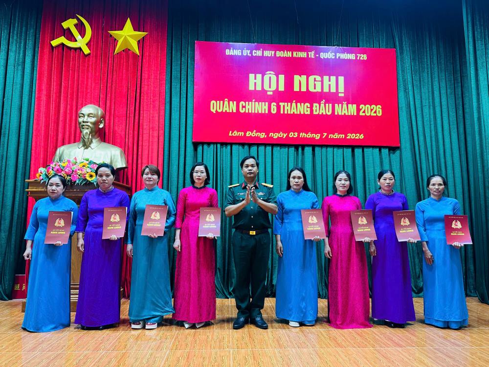 Thượng tá Đỗ Văn Tráng, Bí thư Đảng ủy, Phó đoàn trưởng trao quyết định nâng bậc lương, chuyển nhóm lương CNVCQP, LĐHĐ năm 2026. Ảnh: Linh Khôi