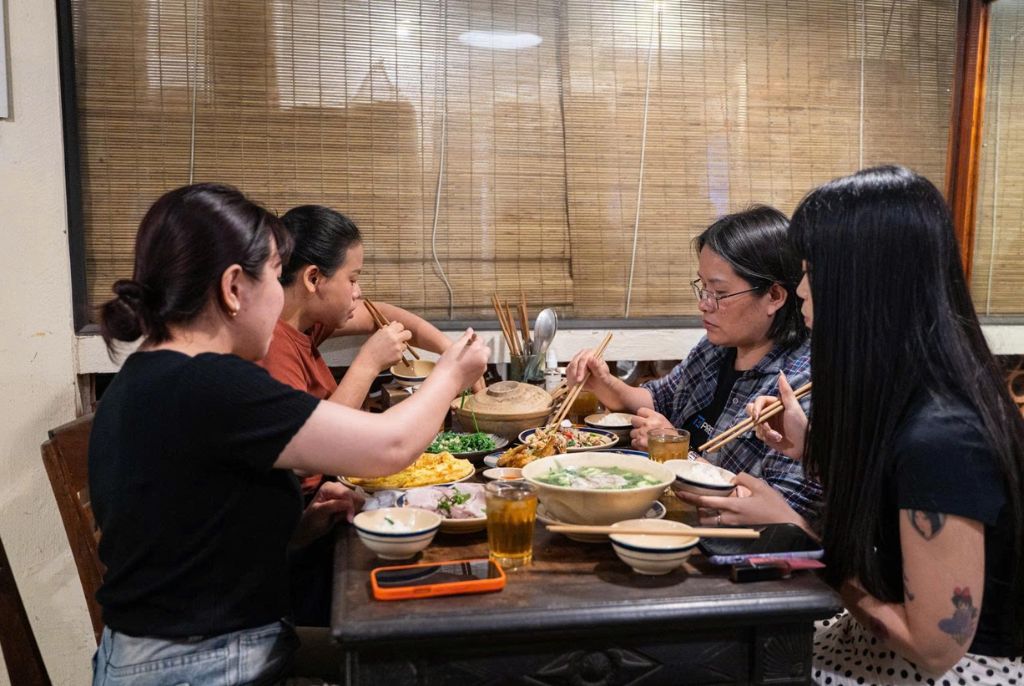 Nhiều thực khách yêu thích hương vị giống như “cơm nhà” khi ăn tại quán. Ảnh: Ngọc Hà