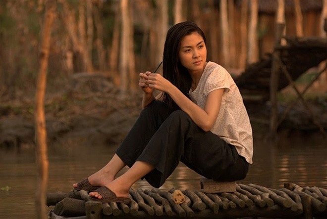 Tăng Thanh Hà trong tạo hình Nam Phương hoàng hậu, và vai diễn trong “Cánh đồng bất tận” năm 2010. Ảnh: Galaxy