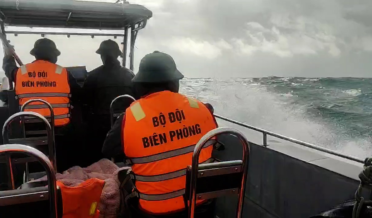 Officers and soldiers of Co To Border Guard Station search for missing crew members at sea. Photo: Quang Ninh Border Guard