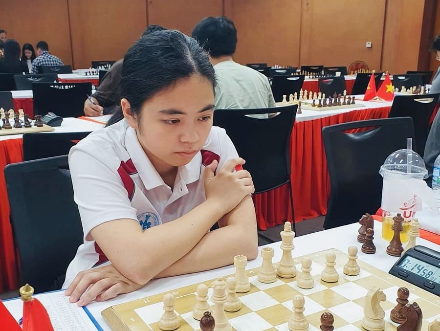 Chess player Nguyen Hong Nhung is one of the notable faces at the 2026 National Youth Chess Championship. Photo: Bui Vinh