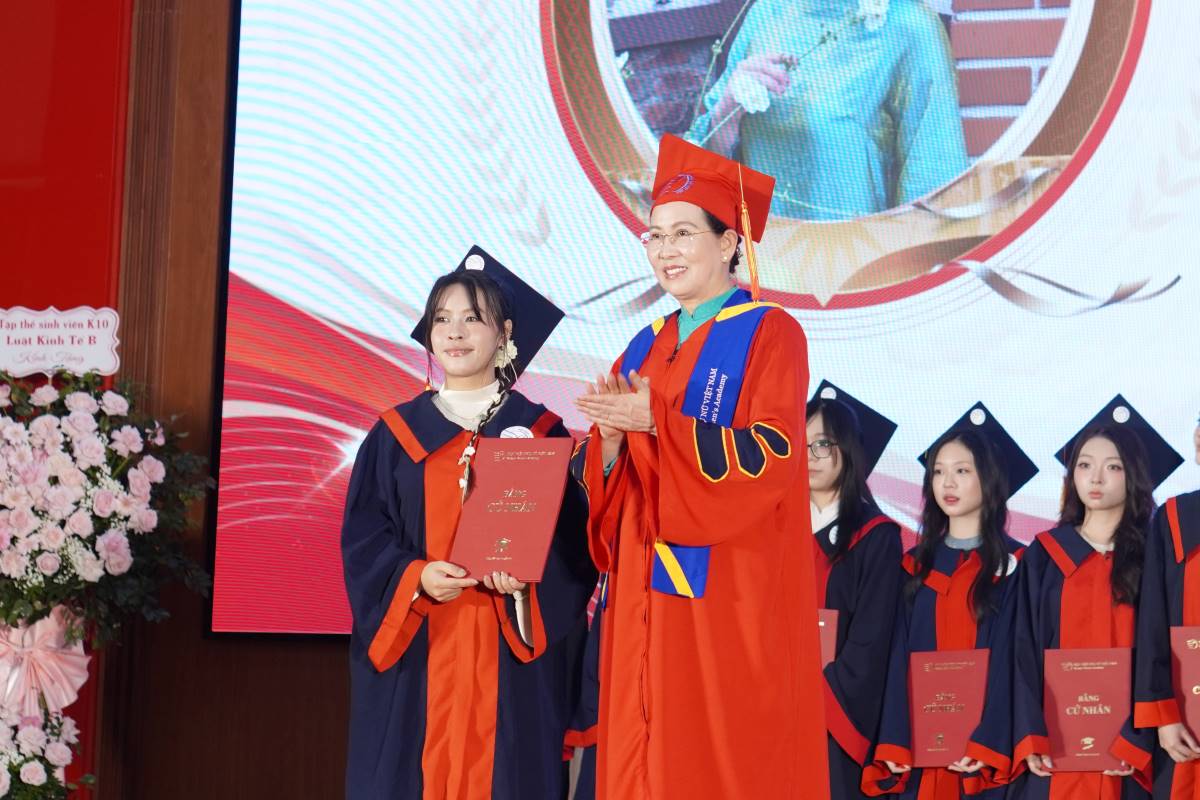 Hoang Phuong Anh - a student majoring in Psychology - receives the valedictorian diploma from the Vietnam Women's Academy. Photo: Van Cuong