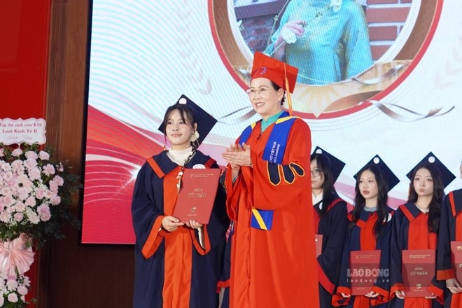 Hoàng Phương Anh, estudiante de psicología, recibe el título de mejor estudiante de la Academia de Mujeres de Vietnam. Foto: Văn Cương