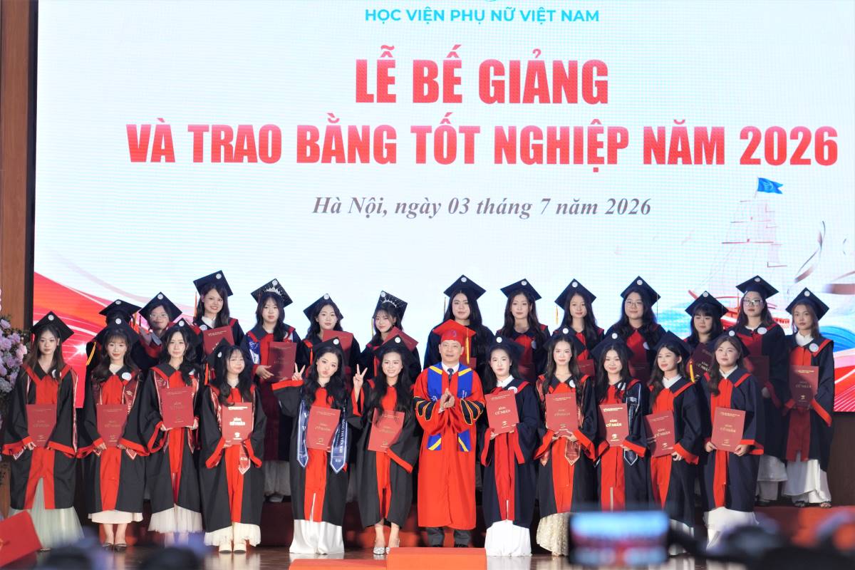 Học viện Phụ nữ Việt Nam trao bằng cho các tân cử nhân khóa 10 tốt nghiệp đợt 3 năm 2026. Ảnh: Văn Cương
