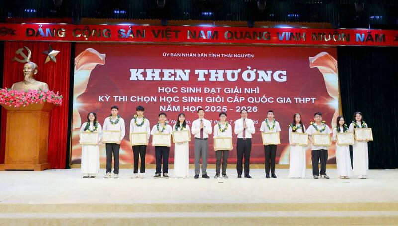 Lãnh đạo tỉnh Thái Nguyên tặng bằng khen cho các học sinh có thành tích xuất sắc. Ảnh: Thái Nguyên GOP