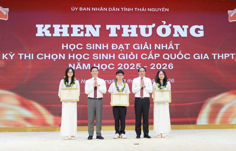 Rewarding excellent students in Thai Nguyen. Photo: Thai Nguyen GOP