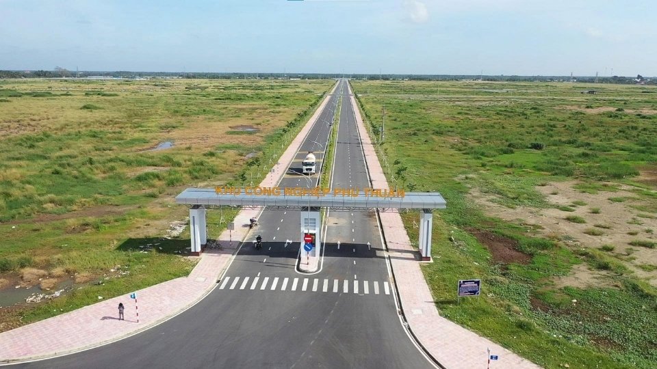 Transport infrastructure connecting industrial parks is prioritized for investment by Vinh Long to improve competitiveness. Photo: Hoang Loc