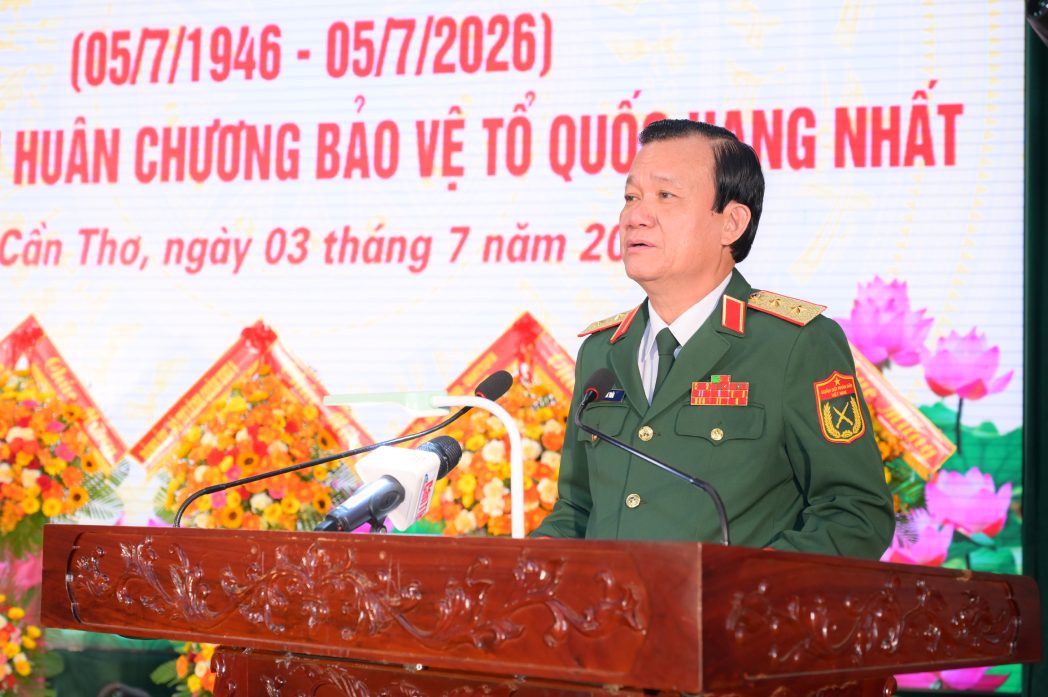 Trung tướng Hồ Văn Thái - Bí thư Đảng ủy, Chính ủy Quân khu 9 phát biểu chỉ đạo tại buổi lễ. Ảnh: Quân khu 9