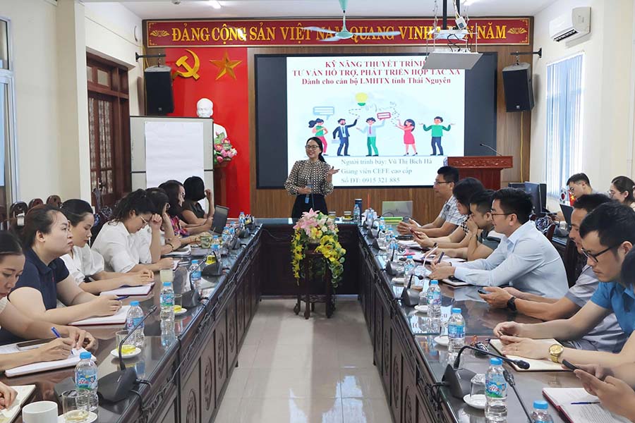 Giảng viên CEFE cao cấp Vũ Thị Bích Hà truyền đạt các kỹ năng thuyết trình, phương pháp giảng dạy và tư vấn hỗ trợ phát triển kinh tế tập thể, hợp tác xã cho cán bộ Liên minh HTX tỉnh Thái Nguyên. Ảnh: Cổng TTĐT Thái Nguyên