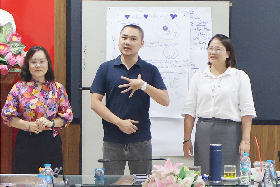 Students of the Thai Nguyen Provincial Cooperative Alliance practice presentations, group exchanges and practice situation handling skills in the training program. Photo: Thai Nguyen e-Portal