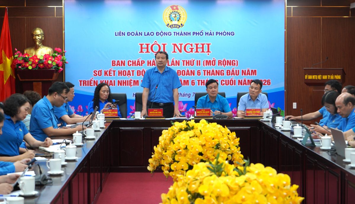 Chairman of Hai Phong City Labor Federation Nguyen Anh Tuan spoke at the conference. Photo: Mai Dung
