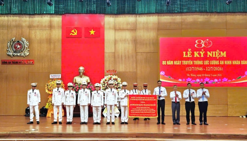Da Nang leaders present a banner recognizing the achievements of the People's Security Forces and the City Police. Photo: Hoang Bin