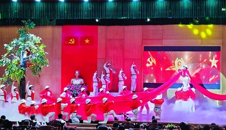 Tiết mục văn nghệ mở màn chương trình kỷ. Ảnh: Hoàng Bin