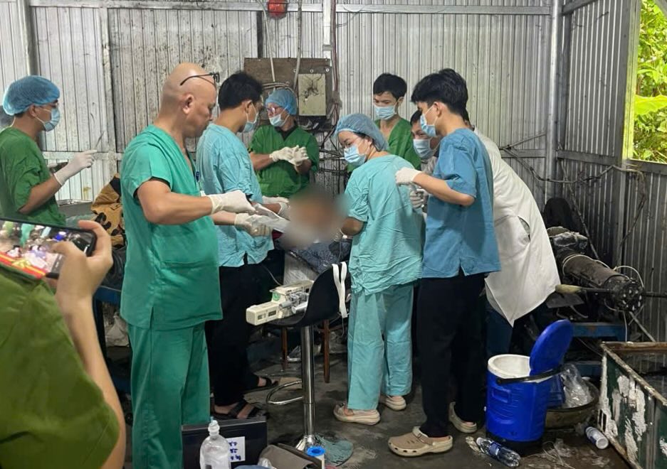 Functional forces rescue victims. Photo: Quang An.