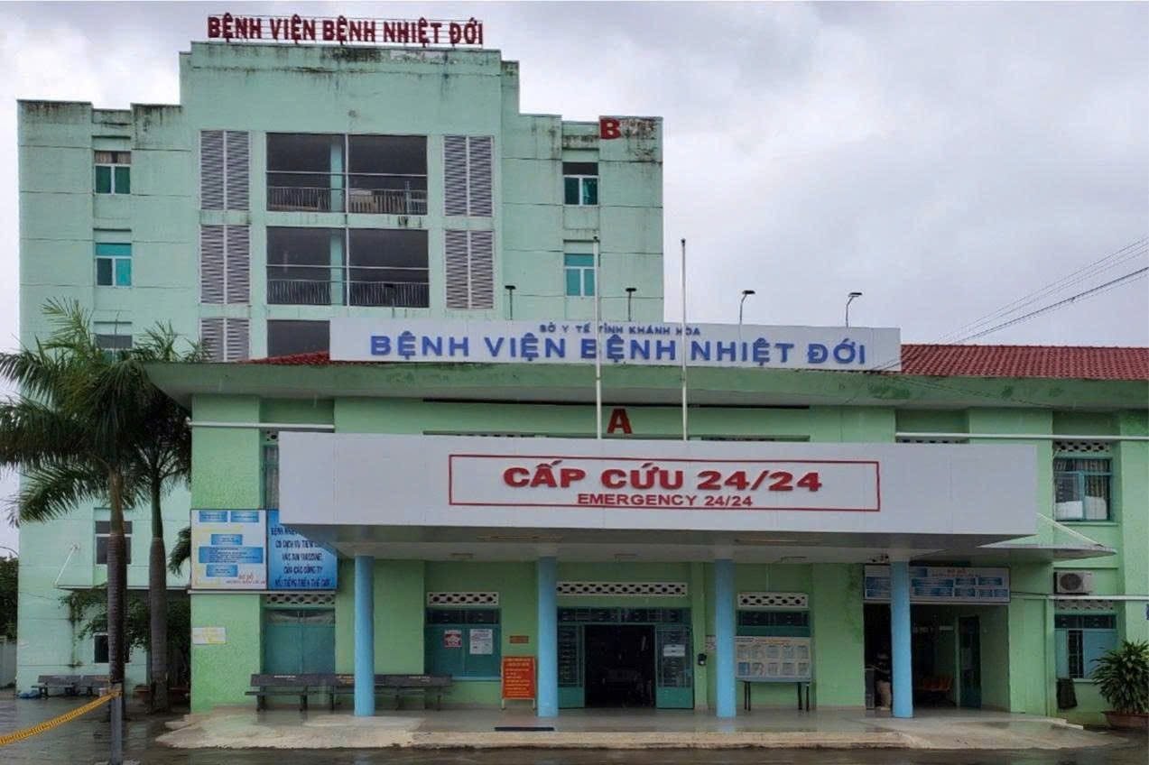 Parents complain that taking their children to the emergency room was required a referral letter by the hospital. Photo: Kien Cuong