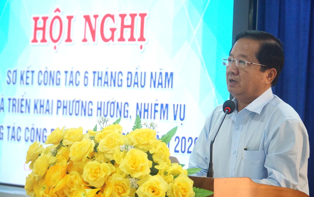 Uỷ viên Ban thường vụ Tỉnh uỷ, Phó Chủ tịch thường trực MTTQ Việt Nam tỉnh Cà Mau Lê Thanh Triều phát biểu tại hội nghị. Ảnh: Nhật Hồ.