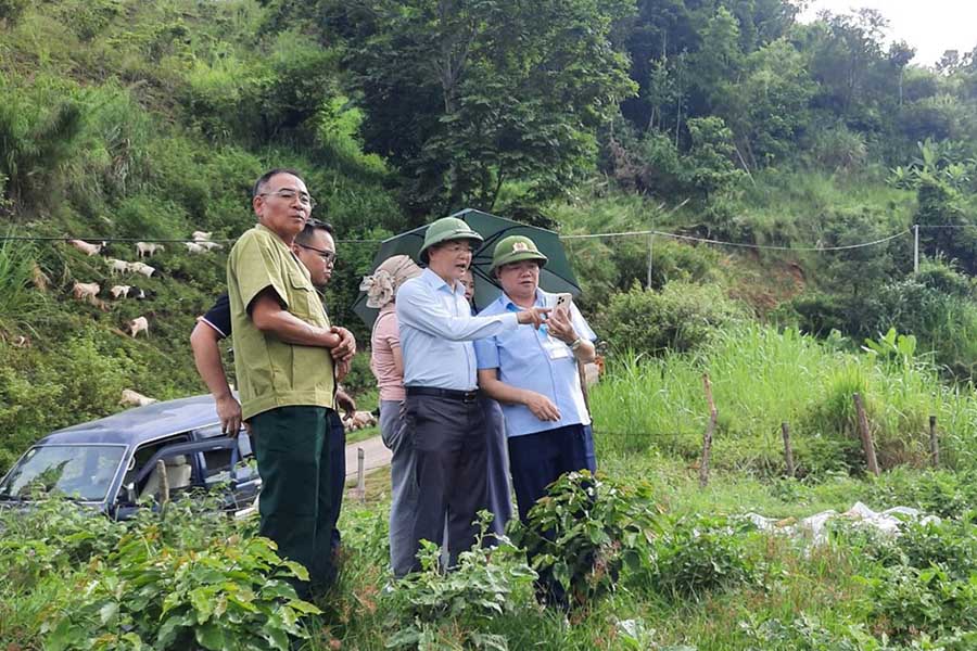 Leaders of Yen Son commune (Son La) survey the Phuong Quynh village area. Photo: Son La Provincial e-Portal