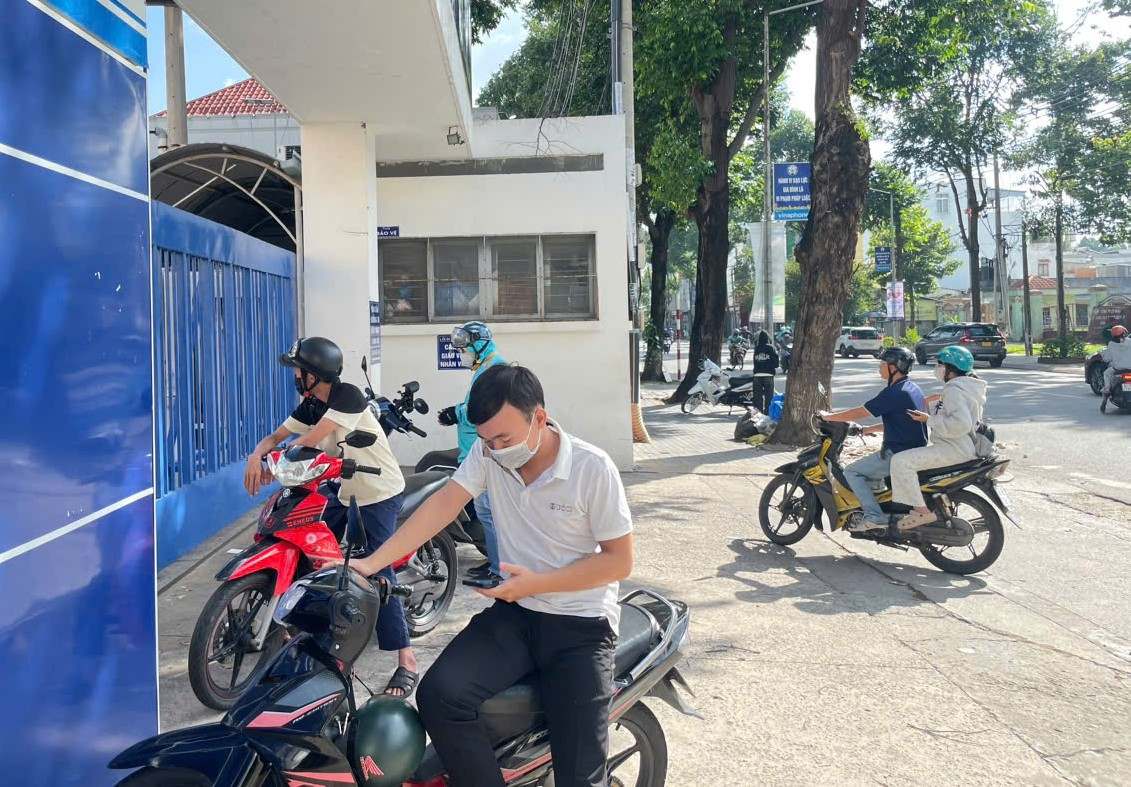 Students and parents come to submit applications for admission to 10th grade at Binh Duong Continuing Education Center. Photo: Dinh Trong