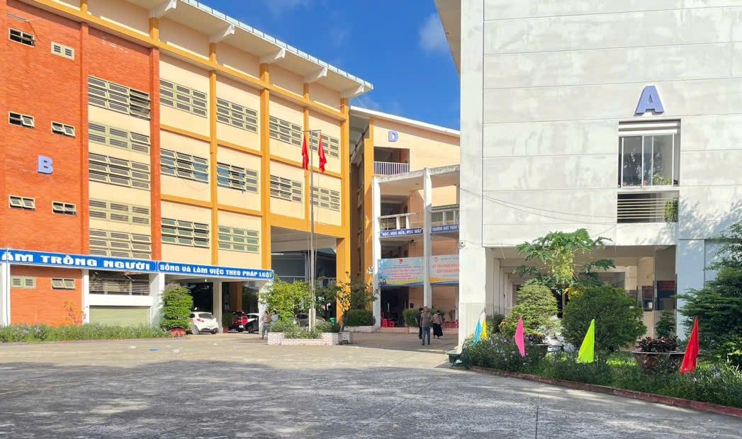 Trung tâm GDTX Bình Dương đã nhận trên 1.800 hồ sơ đăng ký xét tuyển. Ảnh: Đình Trọng