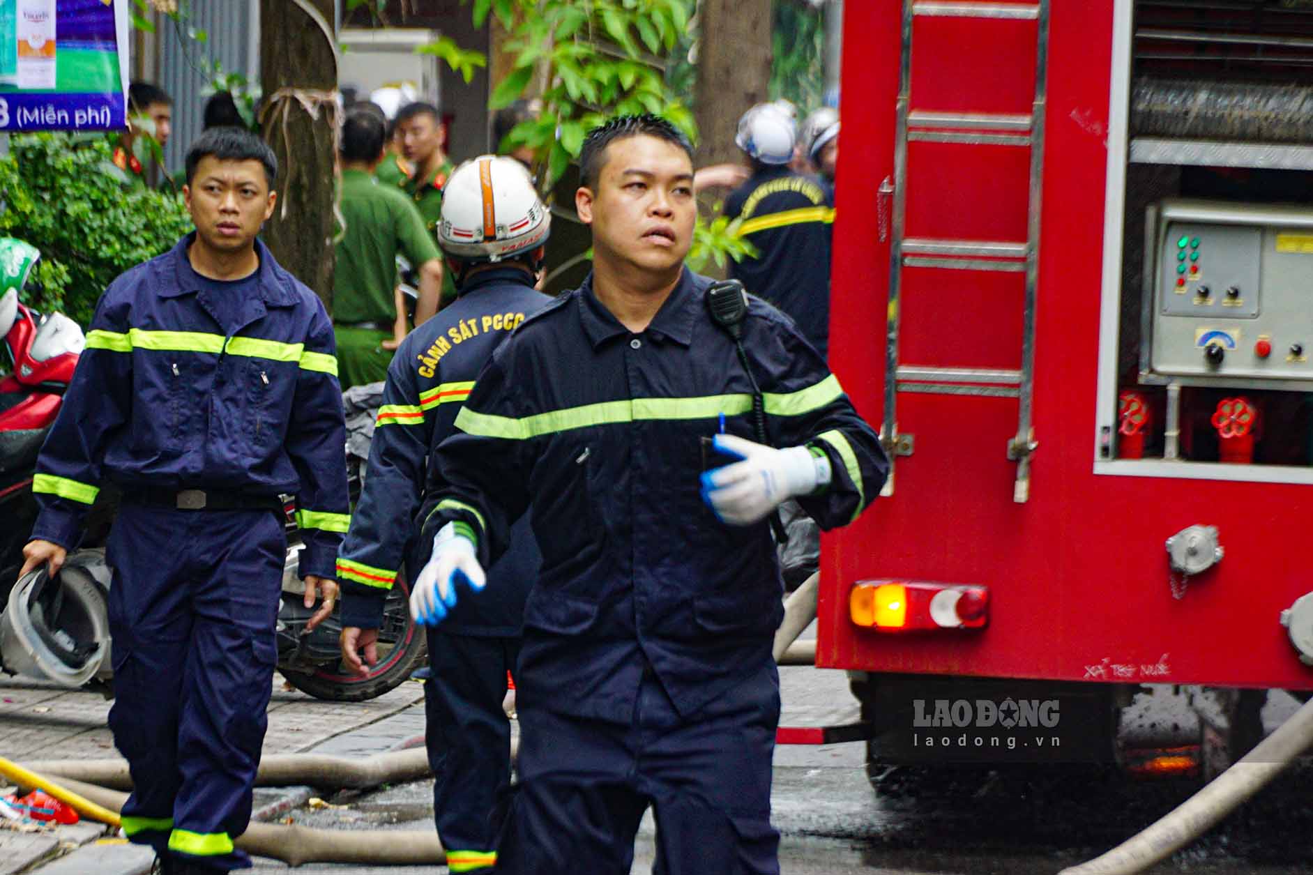 Theo nhân chứng tại hiện trường, thời điểm xảy ra hỏa hoạn, lửa bùng phát dữ dội tại khu vực tầng 1 của ngôi nhà. Bên trong căn nhà khi đó có nhiều người. Trong đó, một nạn nhân đã thoát ra ngoài từ tầng 1 nhưng bị bỏng nặng và được đưa đi cấp cứu.