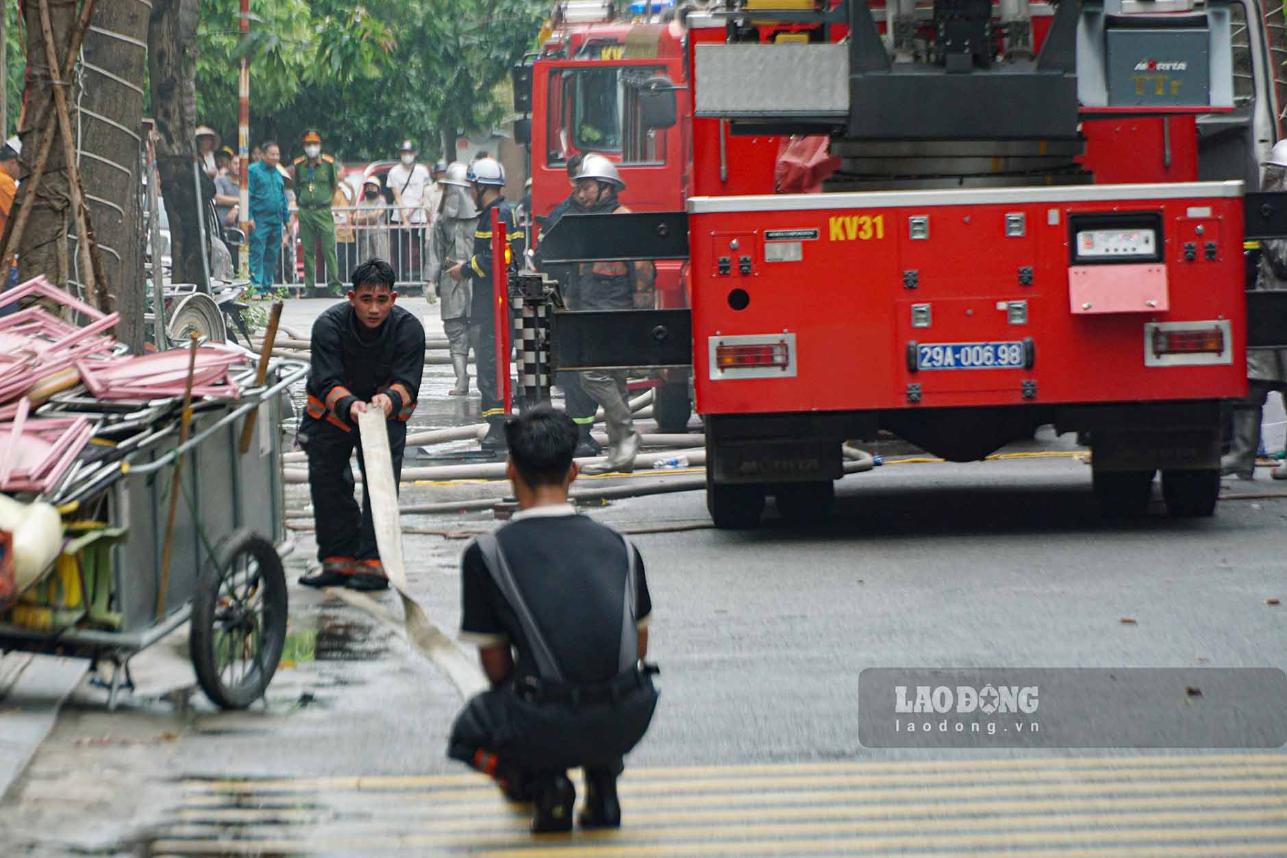 Theo quan sát, căn nhà cao 4 tầng, bên trong chứa nhiều vật dụng dễ cháy như mút và xốp.