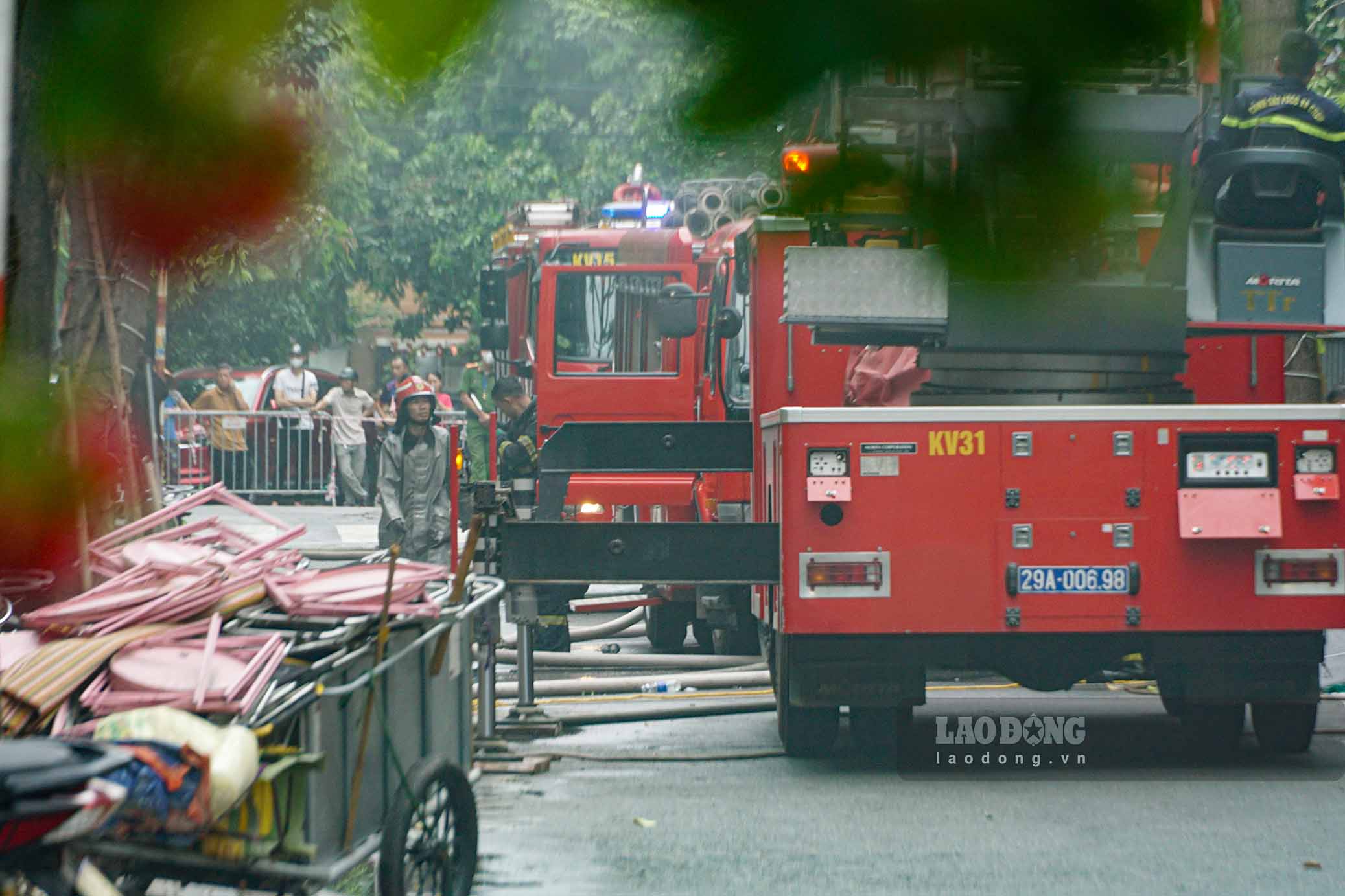 Đến khoảng 15h, ngọn lửa cơ bản được khống chế. Hiện lực lượng chức năng đang điều tra nguyên nhân vụ cháy và thống kê thiệt hại về người và tài sản.