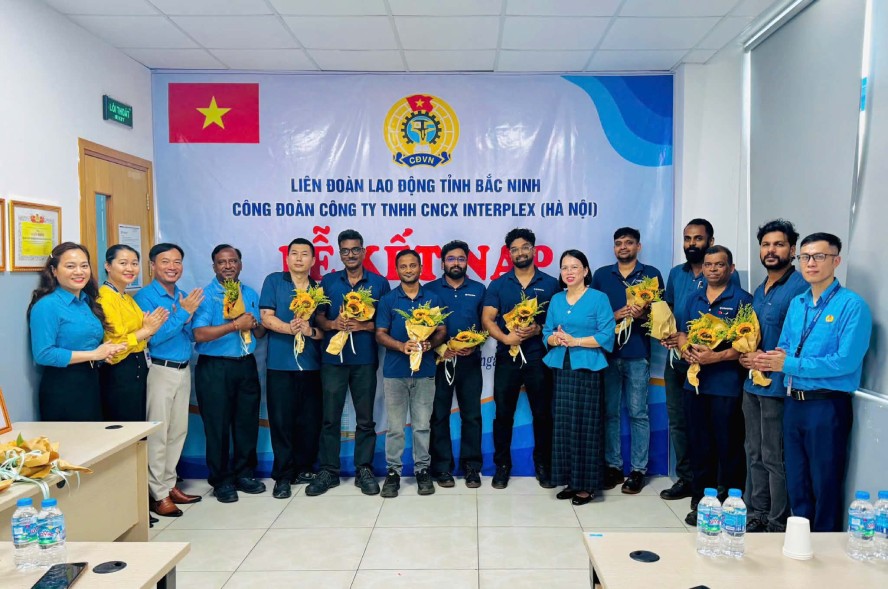 Leaders of the Bac Ninh Provincial Labor Federation present Decisions on admitting foreign trade union members in September 2025. Photo: Quyet Chien