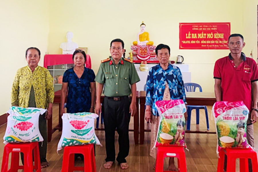 La police de la commune de Cái Nước offre des cadeaux aux ménages en difficulté de la région. Photo: Portail d'information électronique de la police provinciale de Cà Mau