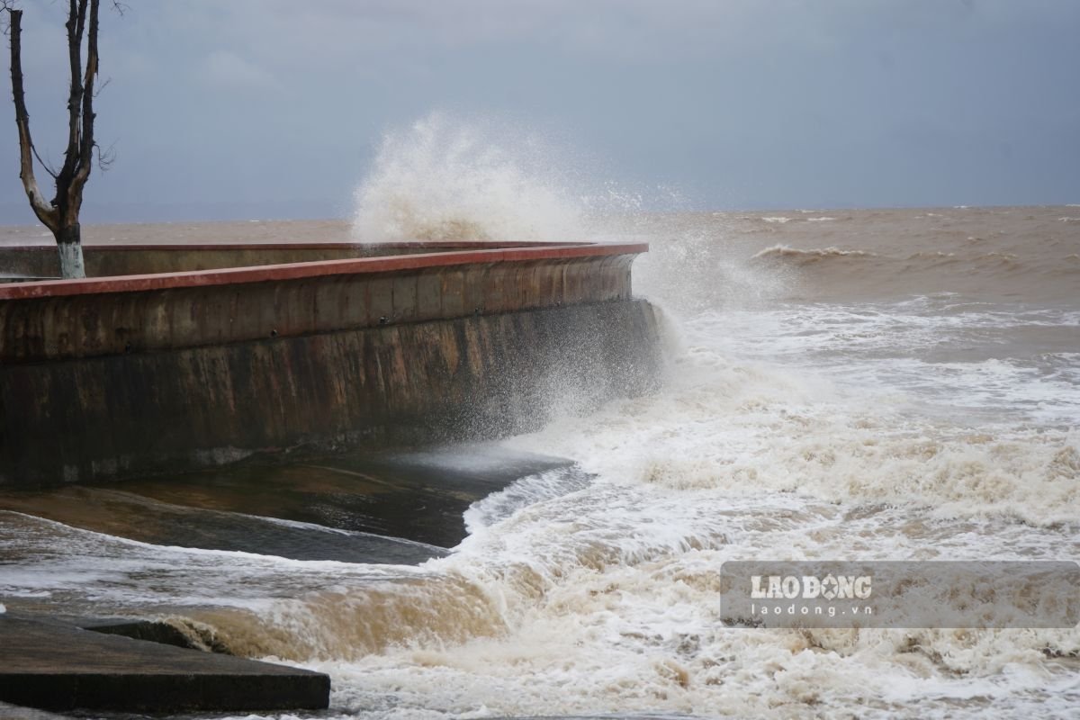 Hai Phong prohíbe el mar a partir de las 16:00 horas del 3 de julio para responder a la tormenta número 1. Foto: Mai Dung