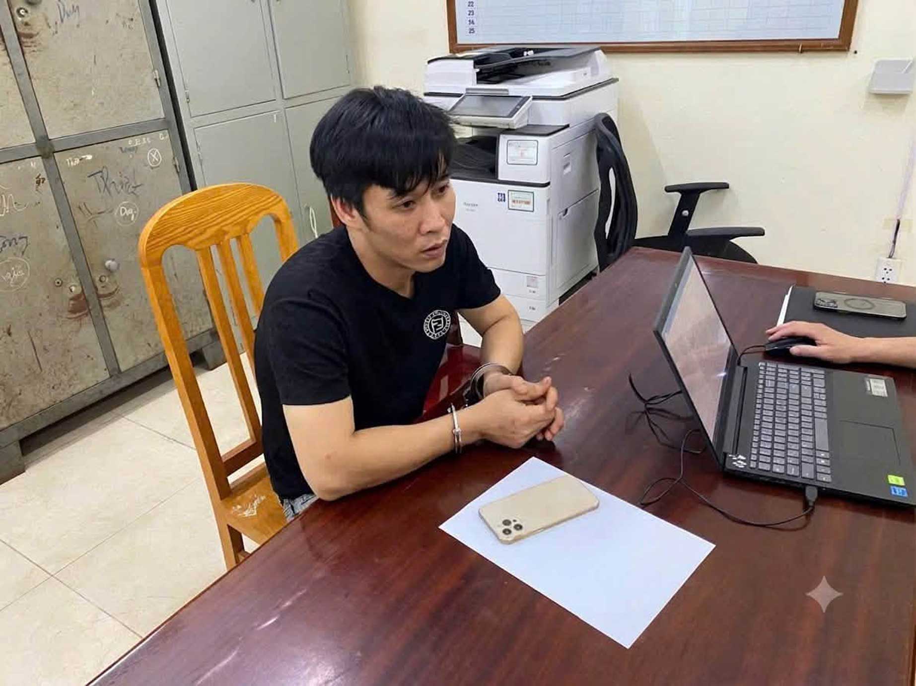 iPhone 16 Pro Max snatcher at the police station. Photo: Phu Tho Police