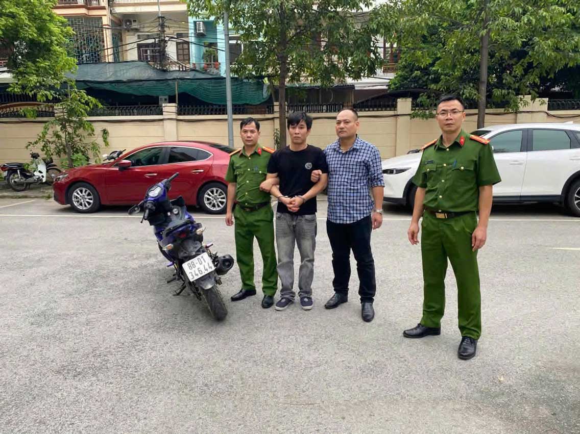 Lực lượng Công an bắt giữ đối tượng Lưu Bá Dũng cùng phương tiện sử dụng để gây án. Ảnh: CA Phú Thọ