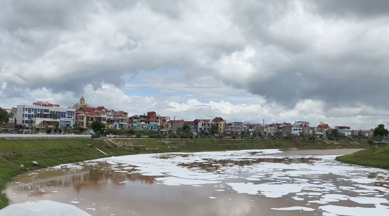Aclarar la causa de la espuma blanca que flota en el río Kỳ Cùng. Foto: Proporcionada por la gente