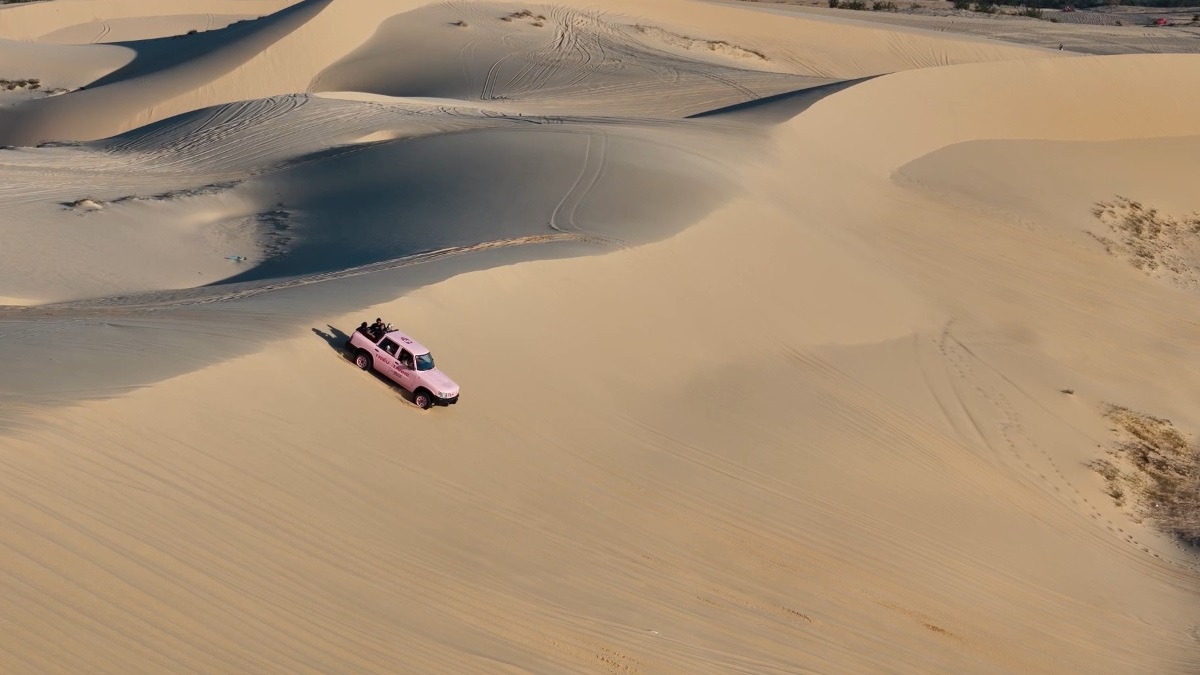 Experience off-road vehicles crossing the "Small Sahara Desert" of Lam Dong. Photo: Duy Tuan
