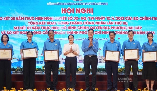 The Ho Chi Minh City Labor Federation commended collectives and individuals who well implemented Resolution No. 02-NQ/TW of the Politburo. Photo: Mai Anh.