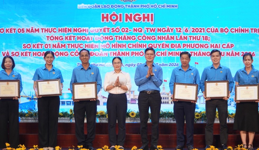 The Ho Chi Minh City Labor Federation commended collectives and individuals who well implemented Resolution No. 02-NQ/TW of the Politburo. Photo: Mai Anh.