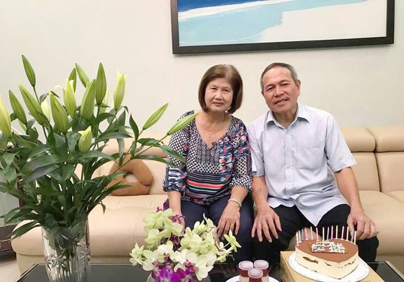 Mr. Do Tam Thu and Ms. Le Thi Cuc (Thao Dien ward, Ho Chi Minh City) are happy to receive increased pensions according to the new level through their bank accounts on July 1. Photo: Character provided