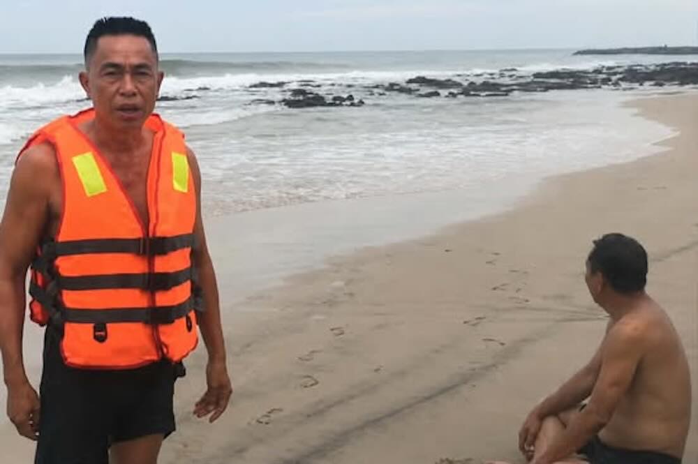 Mr. Hoang Van Duc (wearing a life jacket) is the one who rushed into the rough sea to rescue drowning people. Photo: Han Nguyen