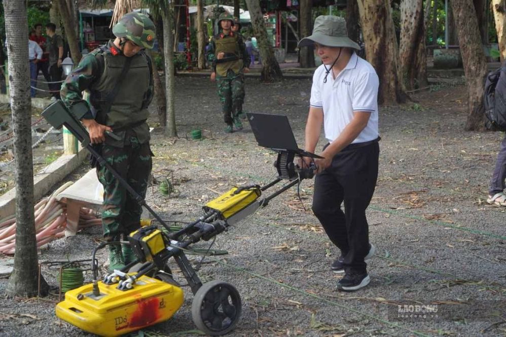 Radar scan of the ground in the area suspected of having a mass grave of martyrs in Le Thi Rieng Park (HCMC). Photo: Anh Tu