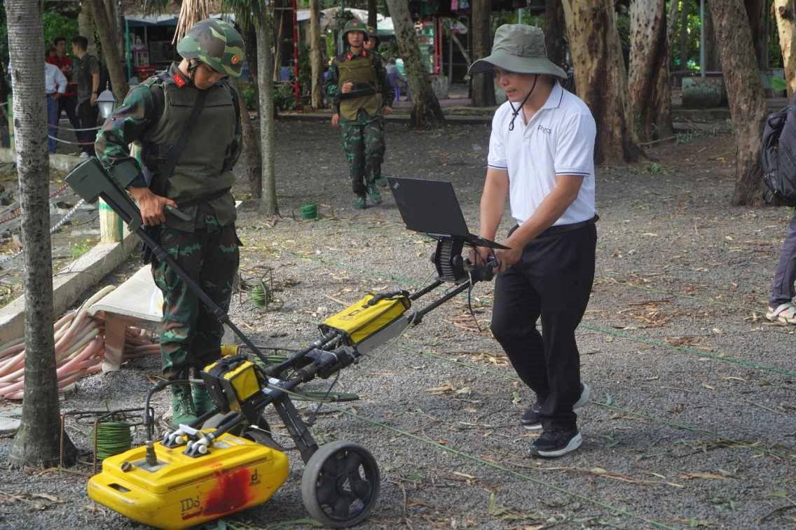 Radar scan of the ground in the area suspected of having a mass grave of martyrs in Le Thi Rieng Park (HCMC). Photo: Anh Tu
