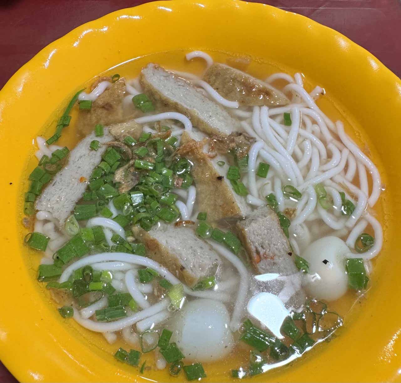 Một tô bánh canh chả cá. Ảnh: Linh Boo