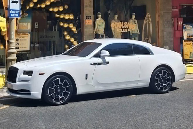 Rolls-Royce Wraith Series II mang phong cách Black Badge xuống phố TP.HCM