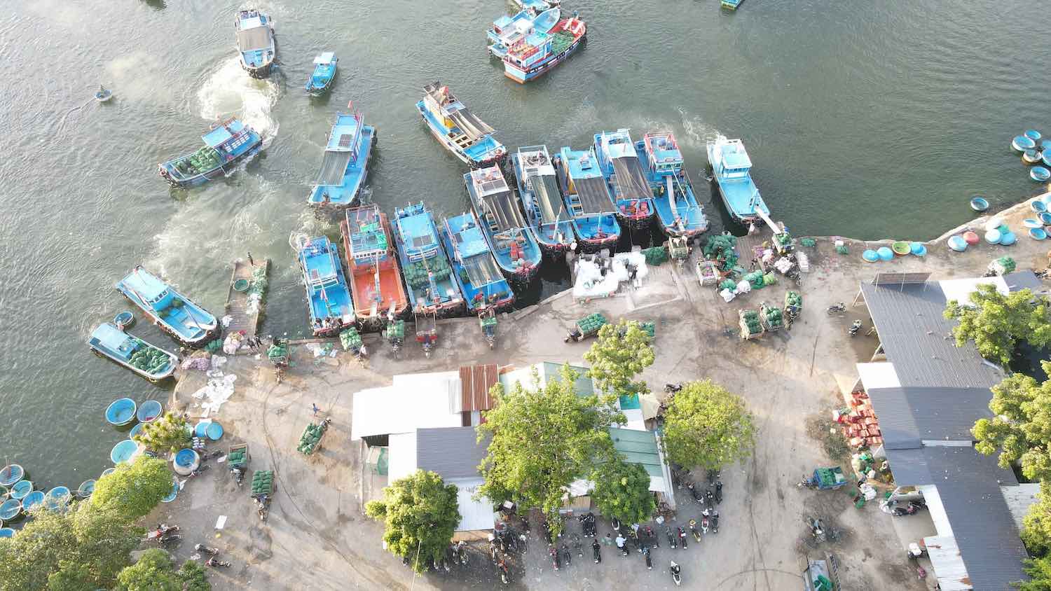 Dù đã có lệnh đóng cửa nhưng bến bãi tự phát vẫn hoạt động khi lực lượng chức năng vắng mặt. Ảnh: Hữu Long