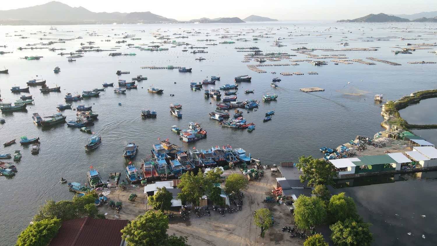 Local authorities will close spontaneous wharves and beaches along Cam Ranh coast after the reflection of Lao Dong Newspaper. Photo: Huu Long