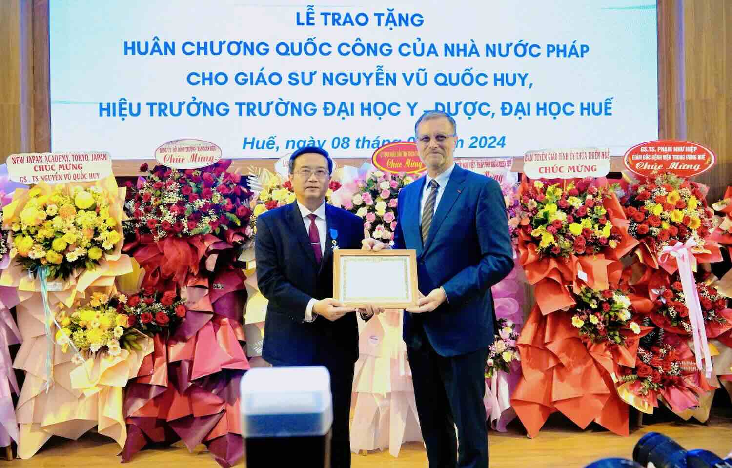 Năm 2024, GS. TS Nguyễn Vũ Quốc Huy được Tổng thống Cộng hòa Pháp trao Huân chương Công trạng Quốc gia, tước Hiệp sĩ nhằm ghi nhận những đóng góp trong thúc đẩy hợp tác y tế, giáo dục giữa Việt Nam và Pháp. Ảnh: Trường Đại học Y - Dược, Đại học Huế cung cấp.