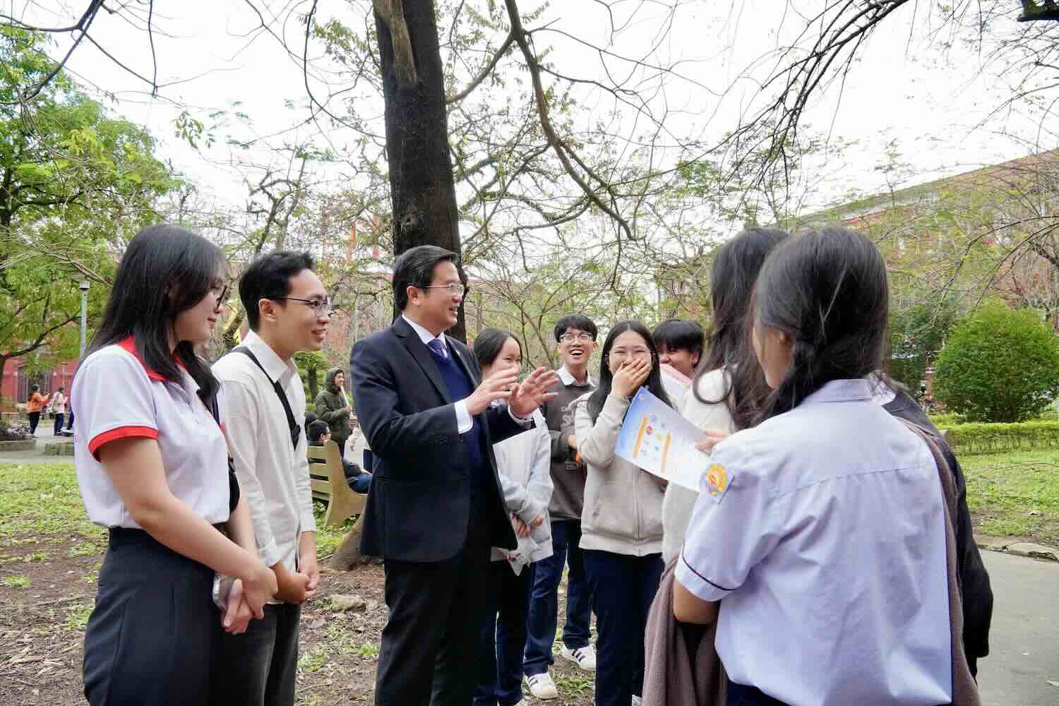 Acting Director of Hue University Prof. Dr. Nguyen Vu Quoc Huy exchanges with students at Quoc Hoc Hue High School for the Gifted (at the time of 2025). Photo: Provided by the University of Medicine and Pharmacy, Hue University.