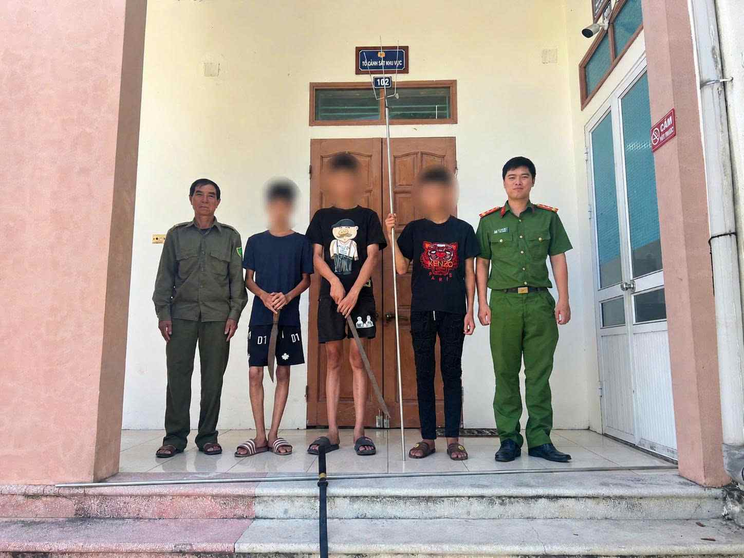 Nhóm thanh thiếu niên chuẩn bị hung khí để giải quyết mâu thuẫn. Ảnh: Công an tỉnh Hưng Yên