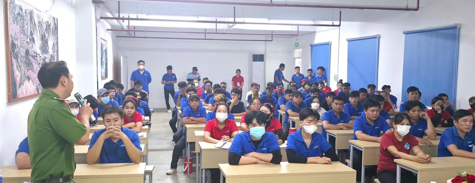 More than 100 workers in Trang Bang are propagated to prevent and combat crime. Photo: Trang Bang Ward Police